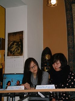 Li Sisi und Lina Yin gestalteten die Lesung mit (Foto: Angelo Glashagel)