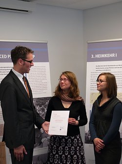 Dr. Michael Grisko &uuml;bergibt den Preis an Annika Schulte und Johanna Lehmann (Foto: Angelo Glashagel)