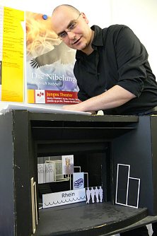 Winter mit B&uuml;hnenbild (Modell) (Foto: Theater)