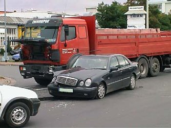 R&uuml;ckstau nach Unfall (Foto: nnz)