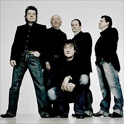 Autogramme geben (Foto: Agentur)