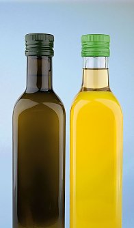 Lichtkontakt kann &Ouml;le ranzig werden lassen. Dunkle Flaschen sch&uuml;tzen besser. (Foto: Stiftung Warentest)