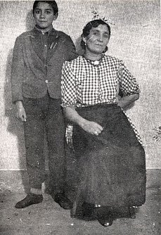 Franz Rosenbach mit seiner Mutter C&auml;cilie, 1938.  (Foto: Dokumentations- und Kulturzentrum Deutscher Sinti und Roma Heidelberg)