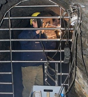 Vergitterung wird angebracht (Foto: Foto Friedel Knolle sen.)