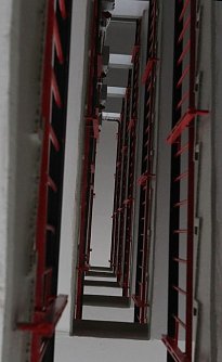 Acht Etagen hoch...Mit einem Fahrstuhl dann kein Problem mehr (Foto: nnz)