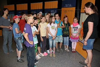 3. Klasse der Kollwitz-Grundschule Carola Kunde vom Landratsamt (rechts) und Nancy Ziesemann vom Familienzentrum (Foto: pruvat)