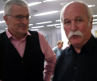 Andreas Lesser, Prof. Dr. Rainer Vollmer, Mitglieder des Stiftungsbeirates der B&uuml;rgerstiftung im Gespr&auml;ch am Rande der Jahreshauptversammlung. (Foto: privat)