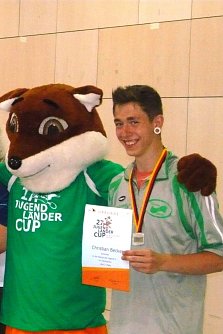 Christian Becker mit dem Maskottchen Sporty (Foto: G. Ga&szlig;mann)