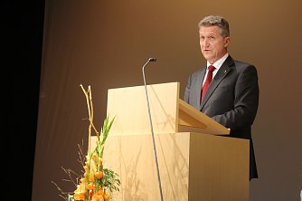 Oberb&uuml;rgermeister Klaus Zeh stellte den Bezug zur deutschen Einheit her (Foto: Angelo Glashagel)