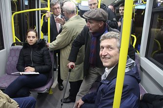 Wer zur Testfahrt zustieg, durfte ausnahmsweise kostenlos fahren (Foto: Angelo Glashagel)