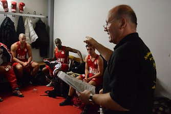 Kabinenansprache von NSV-Cheftrainer Andreas Dietrich-Scherfling (Foto: Sandra Arm)