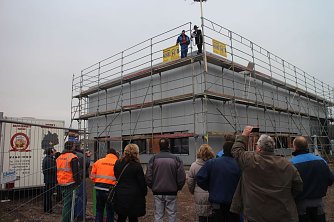 Traditionelles Richtfest am Zeppelinweg - im Juni sollen das neue Haus bezogen werden (Foto: Angelo Glashagel)