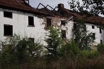 Von einer ehemals kleinen Wohnsiedlung nord&ouml;stlich von Drei Streif k&uuml;nden nur noch Hausruinen von einstigem Glanz. (Foto: Kurt Frank)