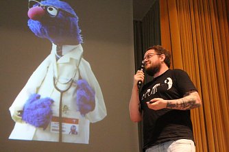 "Es winkt zur&uuml;ck" - was passiert wenn Physiker mit Lasern spielen d&uuml;rfen erkl&auml;rte Reinhard Remfort  (Foto: Angelo Glashagel)