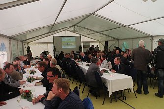 Zur Inbetriebnahme waren viele G&auml;ste erschienen (Foto: Angelo Glashagel)