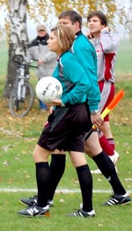 Eine Frau in der M&auml;nnerdom&auml;ne (Foto: FSV Wacker)