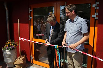 Mit dem Banddurchschnitt er&ouml;ffneten Oberb&uuml;rgermeister Zeh und er Vorsitzende des F&ouml;rdervereins Torsten Praetorius die neuen R&auml;ume (Foto: Angelo Glashagel)
