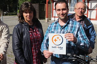 v.l. Carmen Witzel und Norman Zinke mit der Auszeichnung "Bett and Bike" (Foto: Angelo Glashagel)