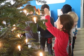 Die Hortkinder der Bertold Brecht Schule schm&uuml;ckten den Weihnachtsbaum der EVN mit ihrem ganz eigenen Schmuck (Foto: Angelo Glashagel)