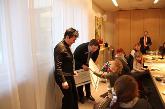 F&uuml;r die Grundschulen hatte die Nordh&auml;user Kreissparkasse auch ein paar Geschenke parat (Foto: Angelo Glashagel)