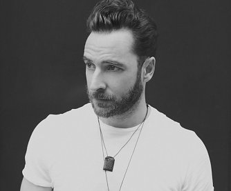 Auch der amerikanische Singer-Songwriter Nick Africano wird im Stolberger Anderswelt Theater Station machen (Foto: Anderswelt Theater Stolberg)