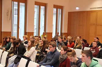 H&ouml;rten gebannt zu - die Sch&uuml;lerinnen und Sch&uuml;ler der K&auml;the Kollwitz Regelschule (Foto: Angelo Glashagel)