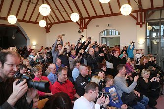 Auch Eltern, Verwandschaft und Geschwister waren zahlreich angereist um zu sehen was ihre Spr&ouml;sslinge in einer Woche auf die Beine gestellt haben (Foto: Angelo Glashagel)