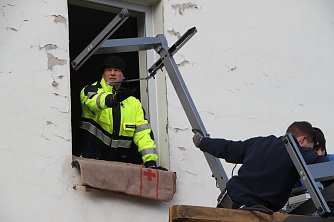 Auch der Landrat packte mit an (Foto: Angelo Glashagel)