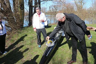 F&uuml;r Neptun, Poseidon, Rasmus und Yvonne - nach der Sekttaufe ging es direkt ins Wasser (Foto: Angelo Glashagel)