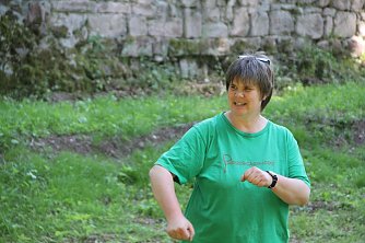 Ulrike Tuschy &uuml;bt mit den Kindern die Einfahrt des "Zeittaxis" (Foto: Angelo Glashagel)