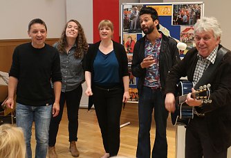 "Ein Freund unserer Stadt und ihrer Kinder" - der Musiker Rolf Zuckowski durfte sich heute in das goldene Buch der Stadt eintragen (Foto: Angelo Glashagel)