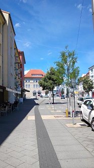 Die gr&uuml;nen Baum-Farbtupfer lockern die Rautenstra&szlig;e auf. (Foto: Kurt Frank)