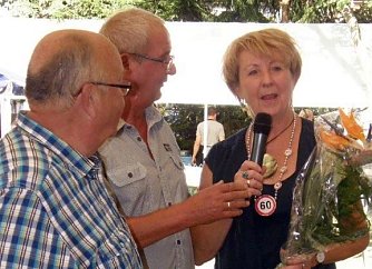 Frau Biel begl&uuml;ckw&uuml;nscht (Foto: W. Reuter)