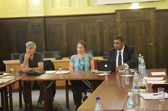 Ellen K&ouml;nneker vom Fl&uuml;chtlingsrat Th&uuml;ringen berichtete &uuml;ber aktuelle Entwicklungen in der Fl&uuml;chtlingspolitik (Foto: Angelo Glashagel)