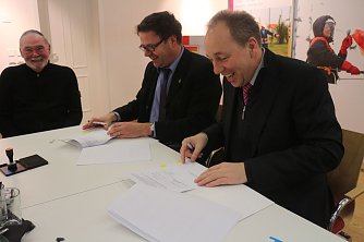 Frank Rostek und Stefan Reindl bei der Unterzeichnung des neuen Konzessionsvertrages zwischen Bleicherode und der TEAG (Foto: Angelo Glashagel)