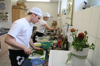 Am Ende muss auch die K&uuml;che wieder gl&auml;nzen - Koch will gelernt sein (Foto: Angelo Glashagel)