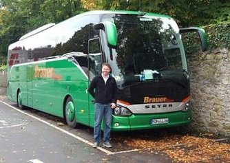 Mit diesem schmucken Reisebus ist Michael Kimpel auf Tour in Deutschland und Europa. (Foto: Kurt Frank)
