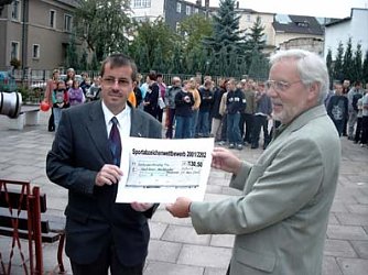 &Uuml;bergabe (Foto: nnz)