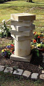  Urnenhain mit S&auml;ulenstein, auf dem die Verstorbenen namentlich benannt werden (Foto: P. Grabe)