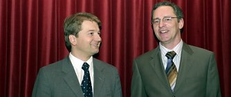 Sekret&auml;rinnen besiegeln Kooperation (Foto: nnz)