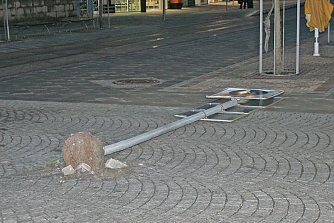 Umgefallenes Stra&szlig;enschild (Foto: VGF)