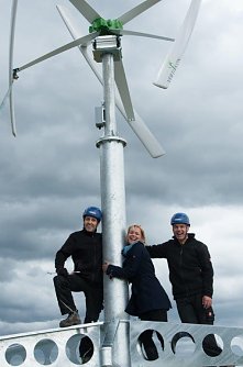 Das Trio vor der Kleinwindkraftanlage: Mathias Glatz (links), Anke Stapelfeld und Matthias Hesse (Foto: privat)