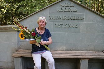 Heidelore Kneffel erhielt f&uuml;r ihre nimmerm&uuml;de Unterst&uuml;tzung der Nordh&auml;user Geschichte gestern einen Blumenstrau&szlig; (Foto: Angelo Glashagel)