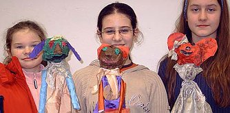 Kinder und schrille Puppen (Foto: nnz)