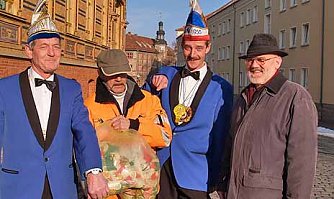 nnz-Foto des Tages: Kondom&uuml;bergabe (Foto: nnz)