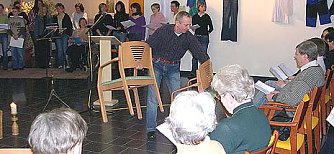 Gedr&auml;nge um die Bibel (Foto: nnz)