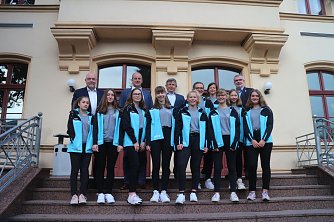Die Mannschaft wurde heute morgen vor dem Landratsamt unter vielen Gl&uuml;ckw&uuml;nschen verabschiedet (Foto: Angelo Glashagel)