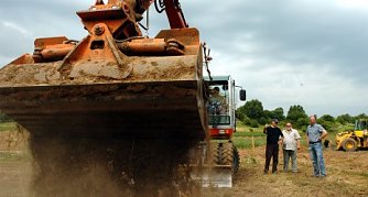 Dietrich Beyse baggert (Foto: nnz)