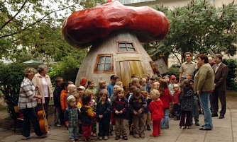 Kinder bekommen Tierh&auml;uschen (Foto: nnz)