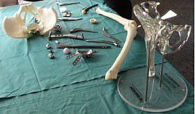 Spritzen und Prothesen (Foto: nnz)